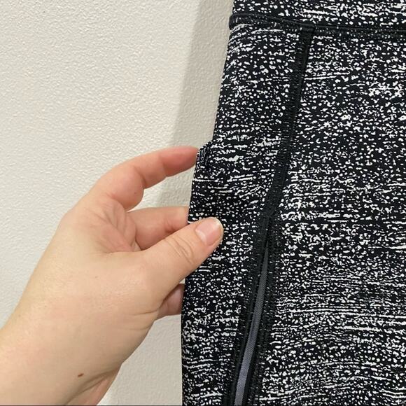 Lululemon Pace Perfect 7/8 Tight Pants Sz 6 Black White Sculpt High Rise Legging - Picture 5 of 14